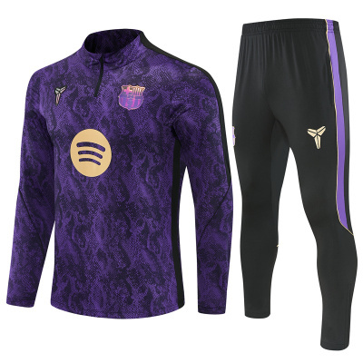 Conjunto desportivo roxo com camisola e calças pretas com riscas roxas