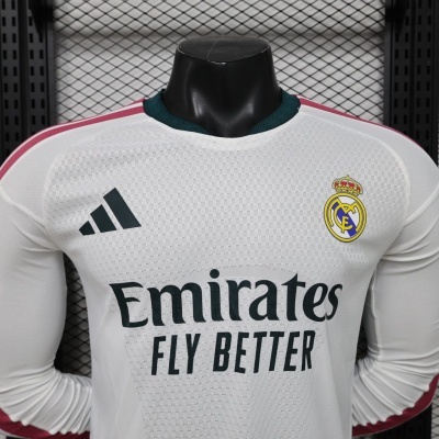 Camisola de futebol branca Real Madrid com logótipo Adidas e texto Emirates FLY BETTER