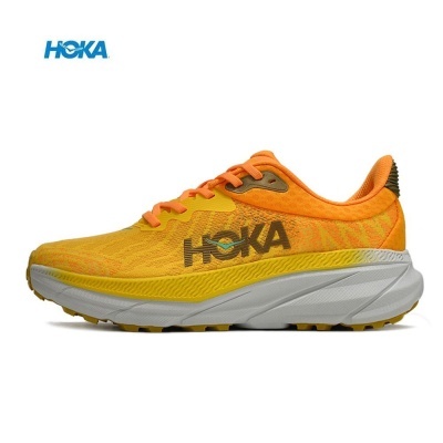 Ténis de corrida amarelo e laranja da marca HOKA
