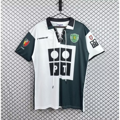 Camisola de futebol Sporting Portugal branca e verde com logos e gola preta pendurada num cabide