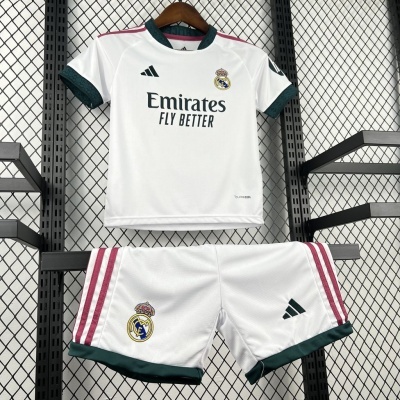 Conjunto desportivo branco com logo Real Madrid e Adidas em grelha metálica
