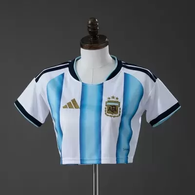 T-shirt corta branca com riscas azuis e logotipo dourado em manequim