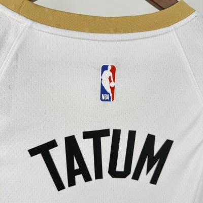 Parte superior de camisola branca de basquetebol com gola amarela e logo NBA