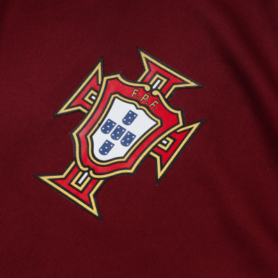 Emblema da F.P.F. em tecido vermelho desportivo