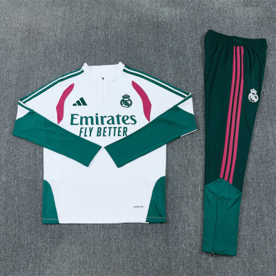 Conjunto de treino Real Madrid com camisola branca e calças verdes