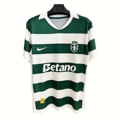 T-shirt de futebol verde e branca às riscas com logótipos SCP, Nike e Betano.