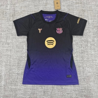 T-shirt desportiva preta e roxa com logótipos dourados do Spotify, Nike e FC Barcelona
