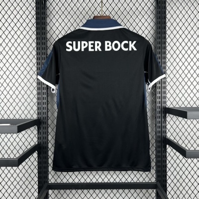 T-shirt desportiva preta com texto SUPER BOCK na parte de trás