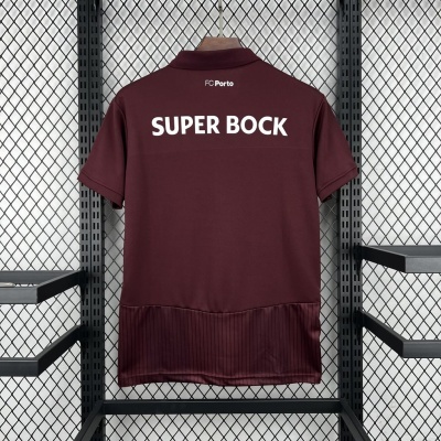 Camisola desportiva vinho com texto FC Porto e SUPER BOCK em branco na parte de trás