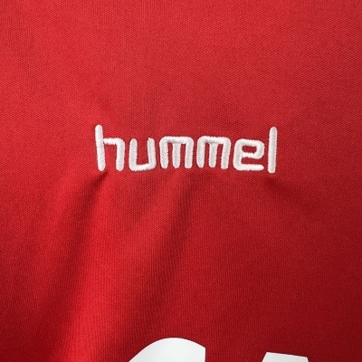 Tecido vermelho com logo branco bordado hummel