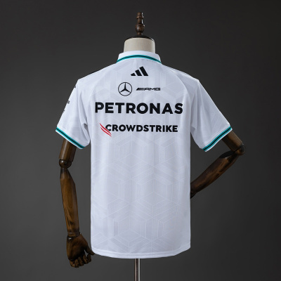 T-shirt branca com logos PETRONAS, CROWDSTRIKE, Mercedes e outros numa manequim de madeira