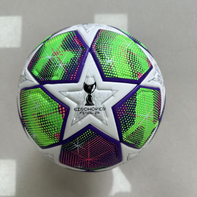 Bola de futebol branca e verde com texto EINDHOVEN FINAL 26