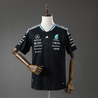 T-shirt desportiva preta com estampas de várias marcas sobre um manequim
