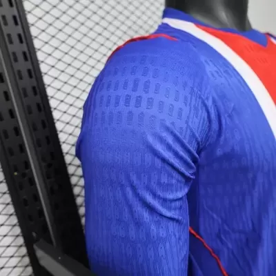 Camisa desportiva azul com detalhes em vermelho e branco num manequim