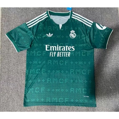 Camisola de futebol verde do Real Madrid com logos e padrão RMFC