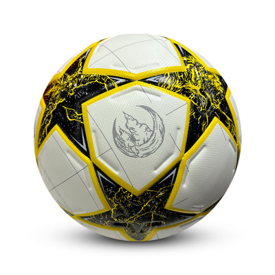 Bola de futebol branca com padrões amarelo e preto e relevo