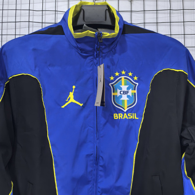 Casaco desportivo azul, preto e amarelo com logo CBF e BRASIL