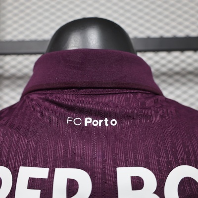 Parte traseira de camisola desportiva vinho com a inscrição FC Porto