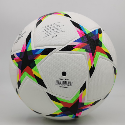 Bola de futebol branca com estrelas coloridas e texto em várias línguas