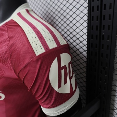 Manga de camisola desportiva vermelha com riscas e logótipo hp