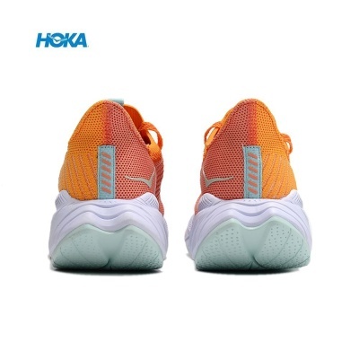 Ténis desportivos HOKA laranja e salmão vistos atrás