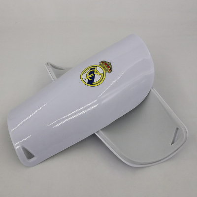 Caneleiras brancas com emblema do Real Madrid
