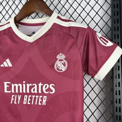 T-shirt desportiva bordeaux com símbolos do Real Madrid e Adidas, e texto Emirates FLY BETTER
