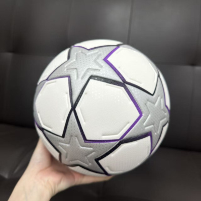 Bola de futebol branca com estrelas cinza e linhas pretas e roxas