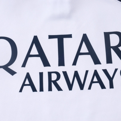 Produto têxtil branco com texto QATAR AIRWAYS em preto