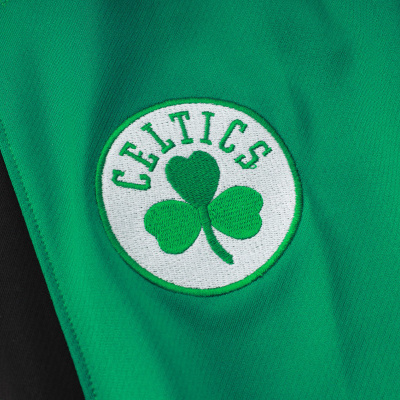 Pormenor de veste verde com logótipo bordado CELTICS