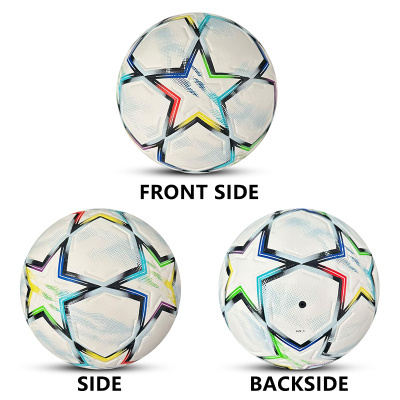 Bola de futebol branca com padrão de estrelas coloridas