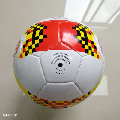 Bola de futebol branca com padrões coloridos e texto impresso
