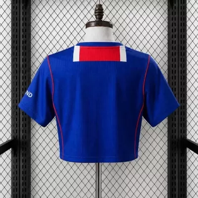 T-shirt curta azul com costuras vermelhas e detalhe vermelho e branco nas costas
