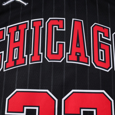 T-shirt desportiva preta Chicago com texto vermelho e número 23.