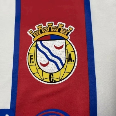 Tecido com emblema bordado colorido com coroa e letras F.A.C.