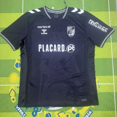 T-shirt desportiva preta com vários logos brancos e padrão discreto em relevo