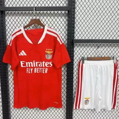 Conjunto de camisola e calção do Benfica em cabides numa estrutura metálica