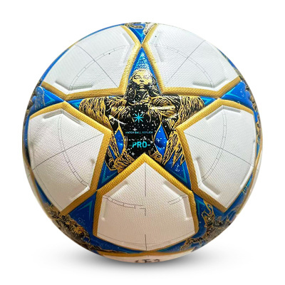 Bola de futebol branca com padrão azul e dourado e estrela central com figura humana