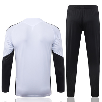 Conjunto desportivo com camisola branca e calças pretas, vista de trás.