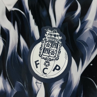 Emblema do FC Porto sobre tecido com padrão flamejante azul e branco
