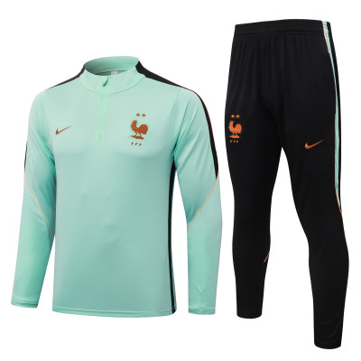 Conjunto de treino verde-água e preto com logos Nike e emblema FFF no peito e perna