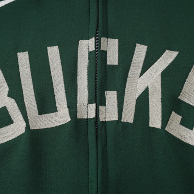 Casaco verde com palavra BUCKS bordada e logótipo Nike branco