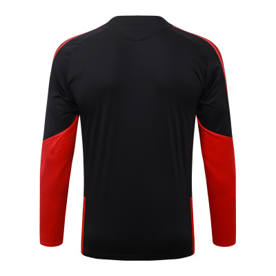 Camisola desportiva preta com detalhes em vermelho vista de costas