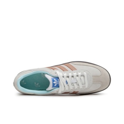 Ténis desportivo Adidas cinzento claro e rosa visto de cima