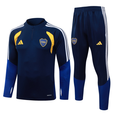 Conjunto desportivo azul escuro com detalhes amarelos e brancos, logótipos CABJ e Adidas visíveis.