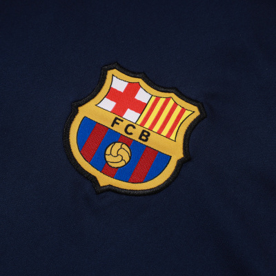 Escudo bordado do FCB em tecido azul escuro com parte vermelha visível