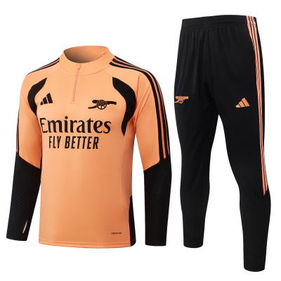 Conjunto desportivo camisola pêssego com pretos e calças pretas com riscas pêssego
