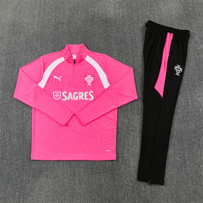 Conjunto desportivo rosa e preto com logótipos PUMA, SAGRES e escudo de Portugal