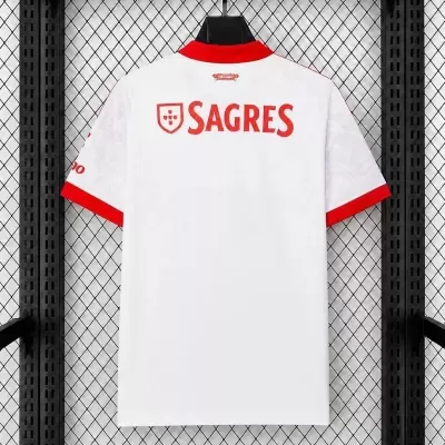 T-shirt branca e vermelha com logo SAGRES nas costas