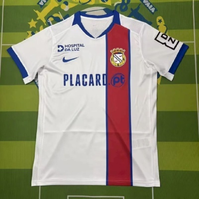 T-shirt desportiva branca com faixa vermelha vertical e detalhes azuis